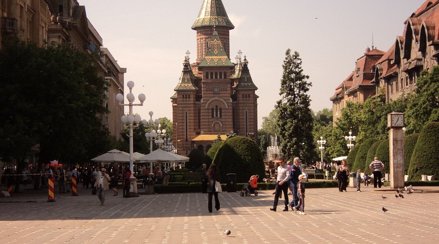 piata operei theatre